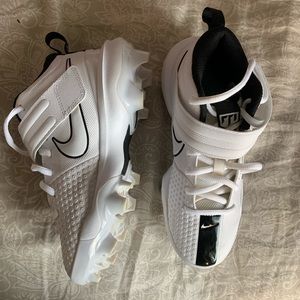 White and black Softball/baseball cleats Nike
